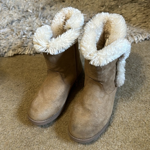 Cat & Jack Hadlee Style Sheerling Boots - Picture 4 of 7